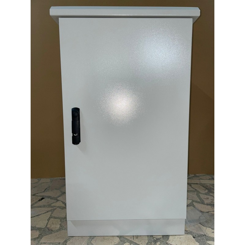 20U 19" utomhusställskåp, dubbelvägg, 600 x 600mm. 400mm djup. Termostatstyrd 450W kylare
