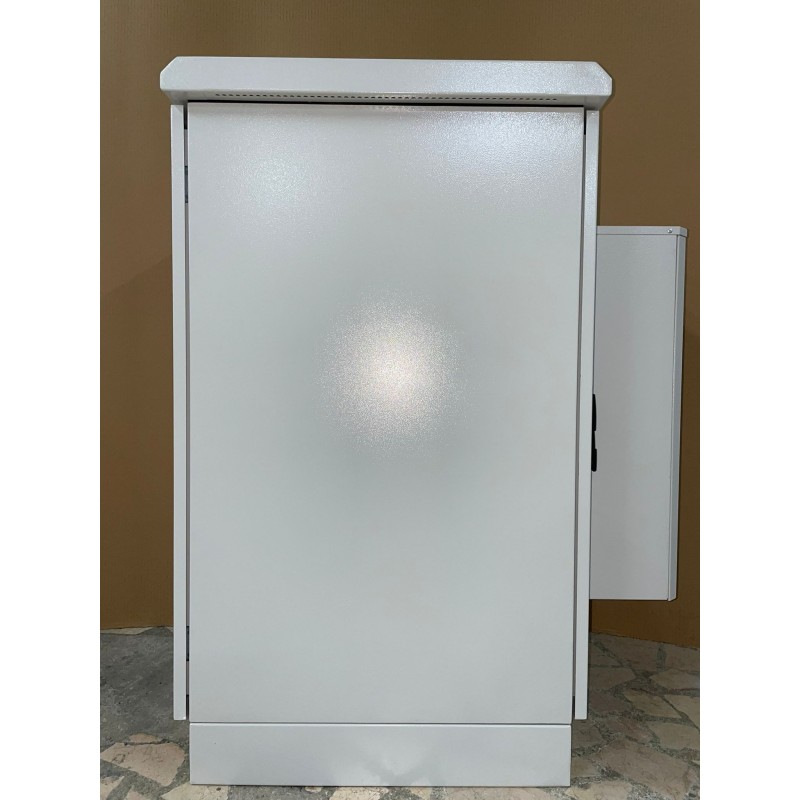 20U 19" utomhusställskåp, dubbelvägg, 600 x 600mm. 400mm djup. Termostatstyrd 450W kylare